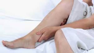 علت پا درد در شب - علائم و راه های درمان
